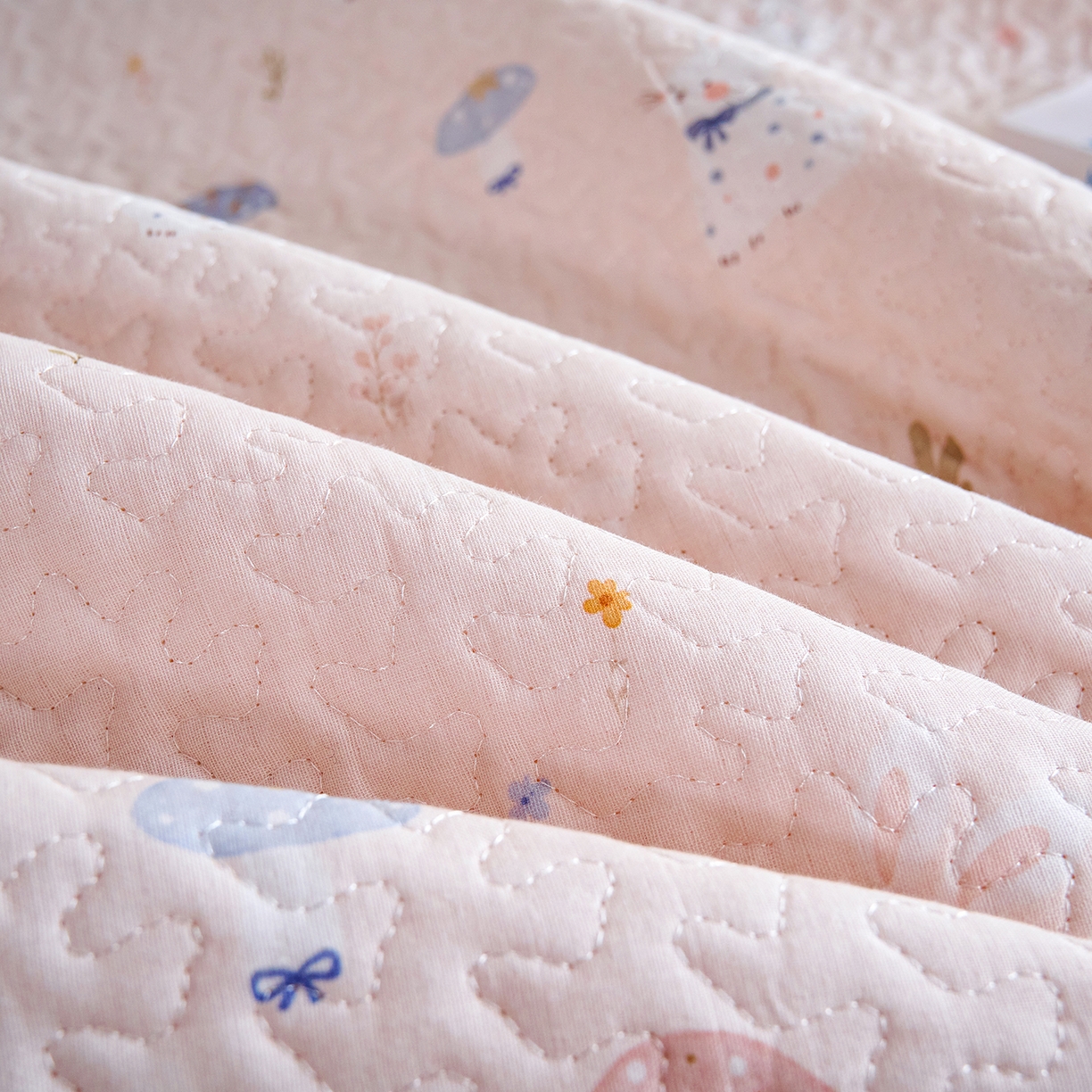 91家纺网 家纺一手货源 找家纺 拾小柒 2026年新款全棉双层纱床盖花边法式中古奶油风防滑床盖三件套 萌趣森林粉