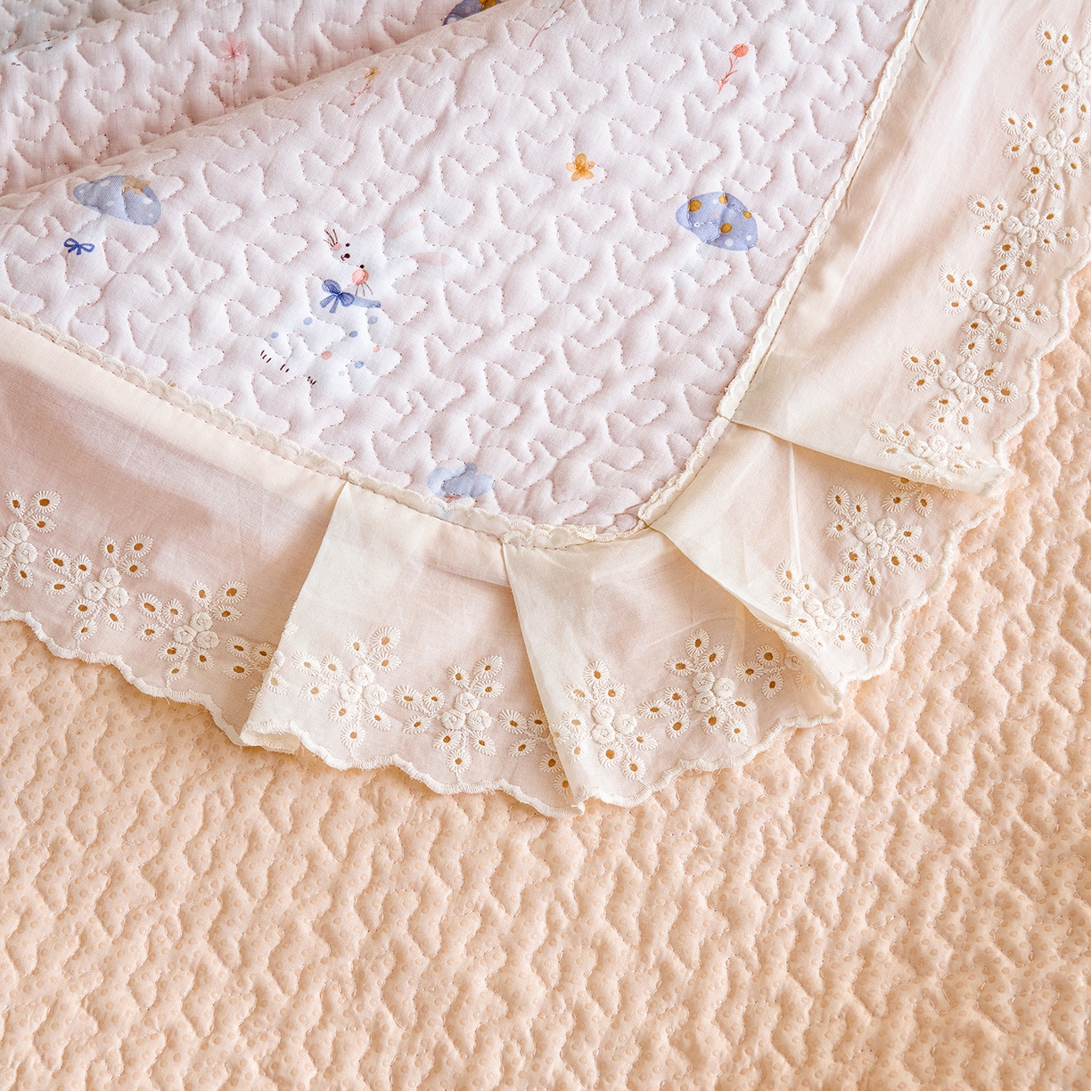 91家纺网 家纺一手货源 找家纺 拾小柒 2026年新款全棉双层纱床盖花边法式中古奶油风防滑床盖三件套 萌趣森林粉