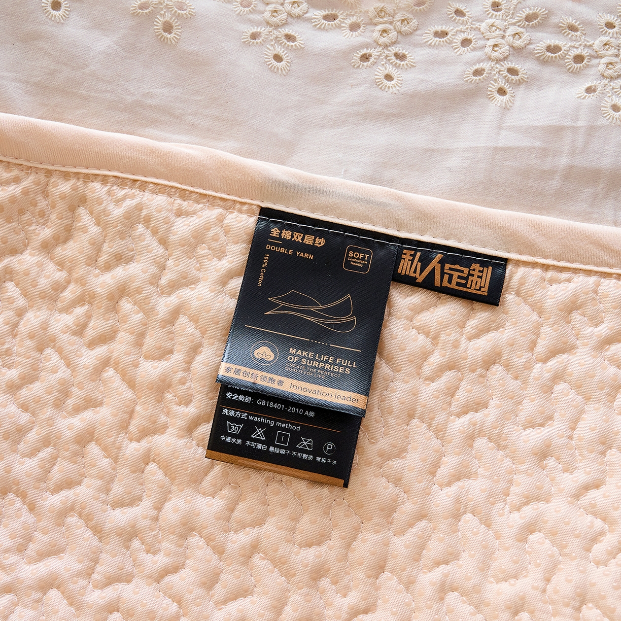 91家纺网 家纺一手货源 找家纺 拾小柒 2026年新款全棉双层纱床盖花边法式中古奶油风防滑床盖三件套 萌趣森林粉