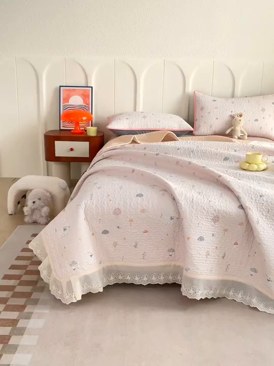 91家纺网 家纺一手货源 找家纺 拾小柒 2026年新款全棉双层纱床盖花边法式中古奶油风防滑床盖三件套 萌趣森林粉