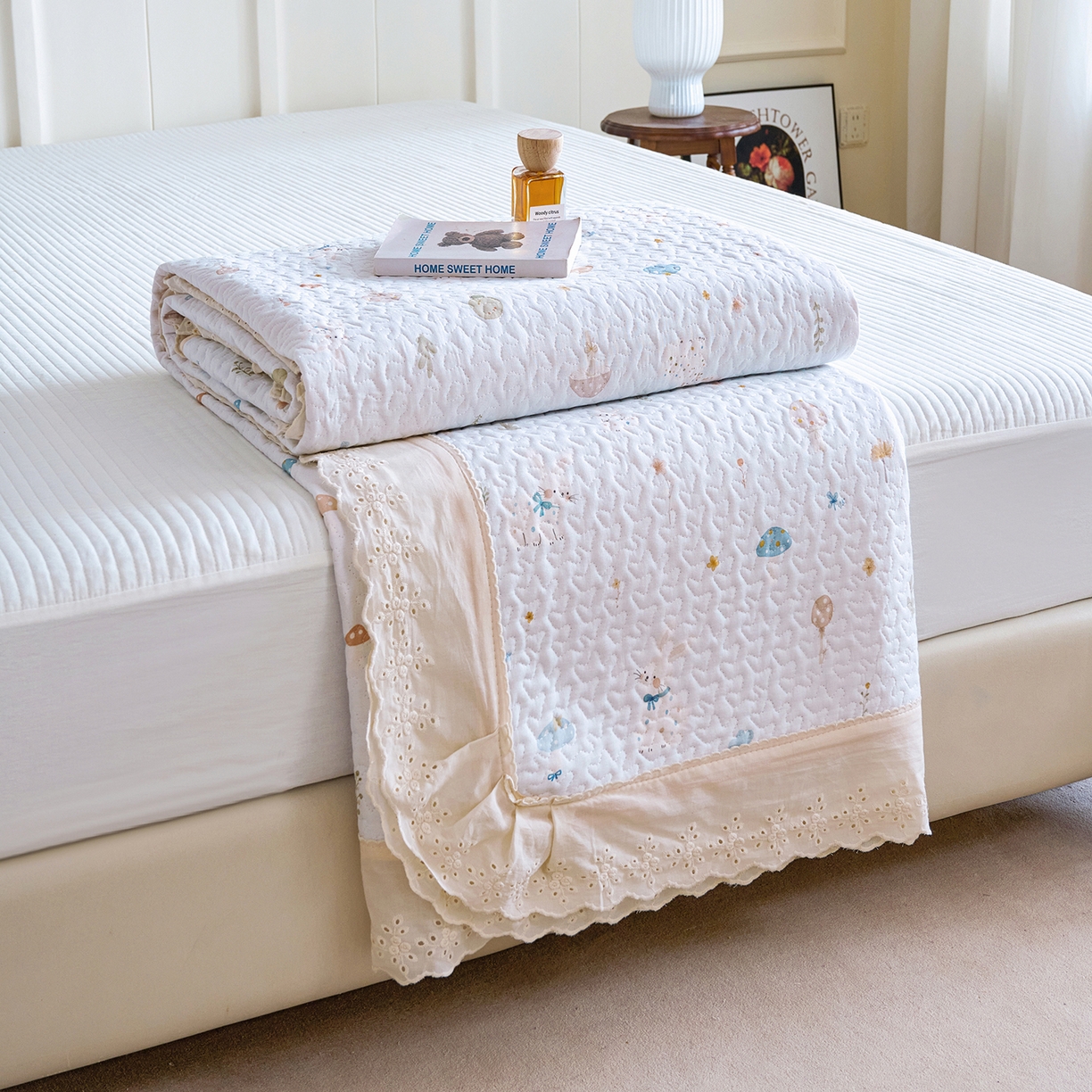 91家纺网 家纺一手货源 找家纺 拾小柒 2026年新款全棉双层纱床盖花边法式中古奶油风防滑床盖三件套 萌趣森林蓝