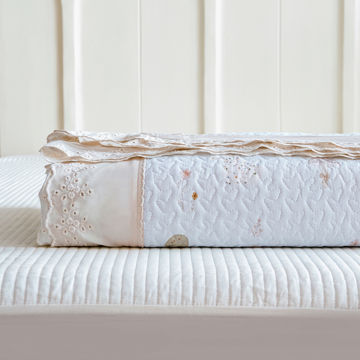 91家纺网 家纺一手货源 找家纺 拾小柒 2026年新款全棉双层纱床盖花边法式中古奶油风防滑床盖三件套 萌趣森林蓝