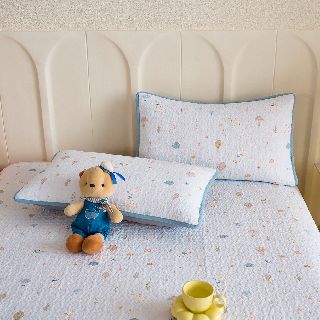 91家纺网 家纺一手货源 找家纺 拾小柒 2026年新款全棉双层纱床盖花边法式中古奶油风防滑床盖三件套 萌趣森林蓝