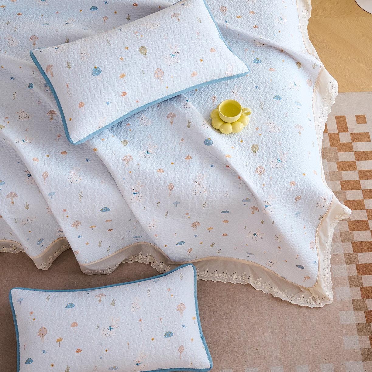 91家纺网 家纺一手货源 找家纺 拾小柒 2026年新款全棉双层纱床盖花边法式中古奶油风防滑床盖三件套 萌趣森林蓝