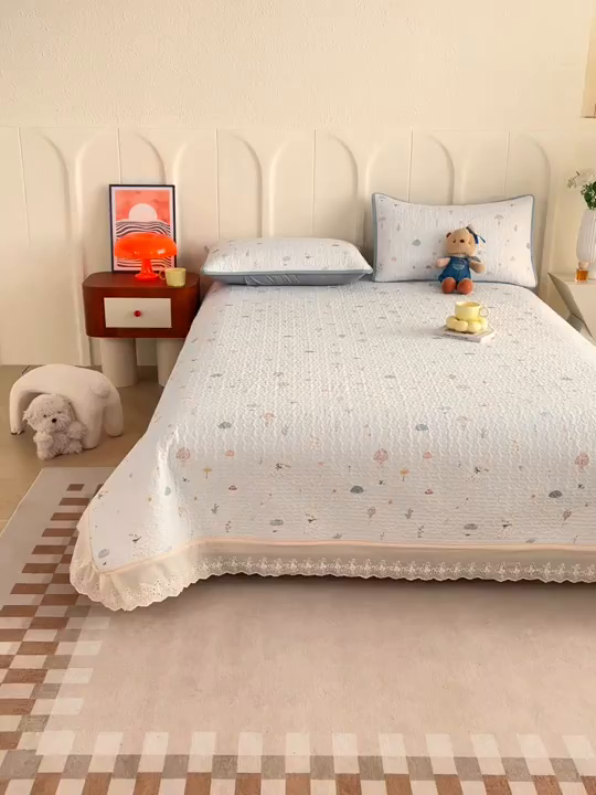 91家纺网 家纺一手货源 找家纺 拾小柒 2026年新款全棉双层纱床盖花边法式中古奶油风防滑床盖三件套 萌趣森林蓝