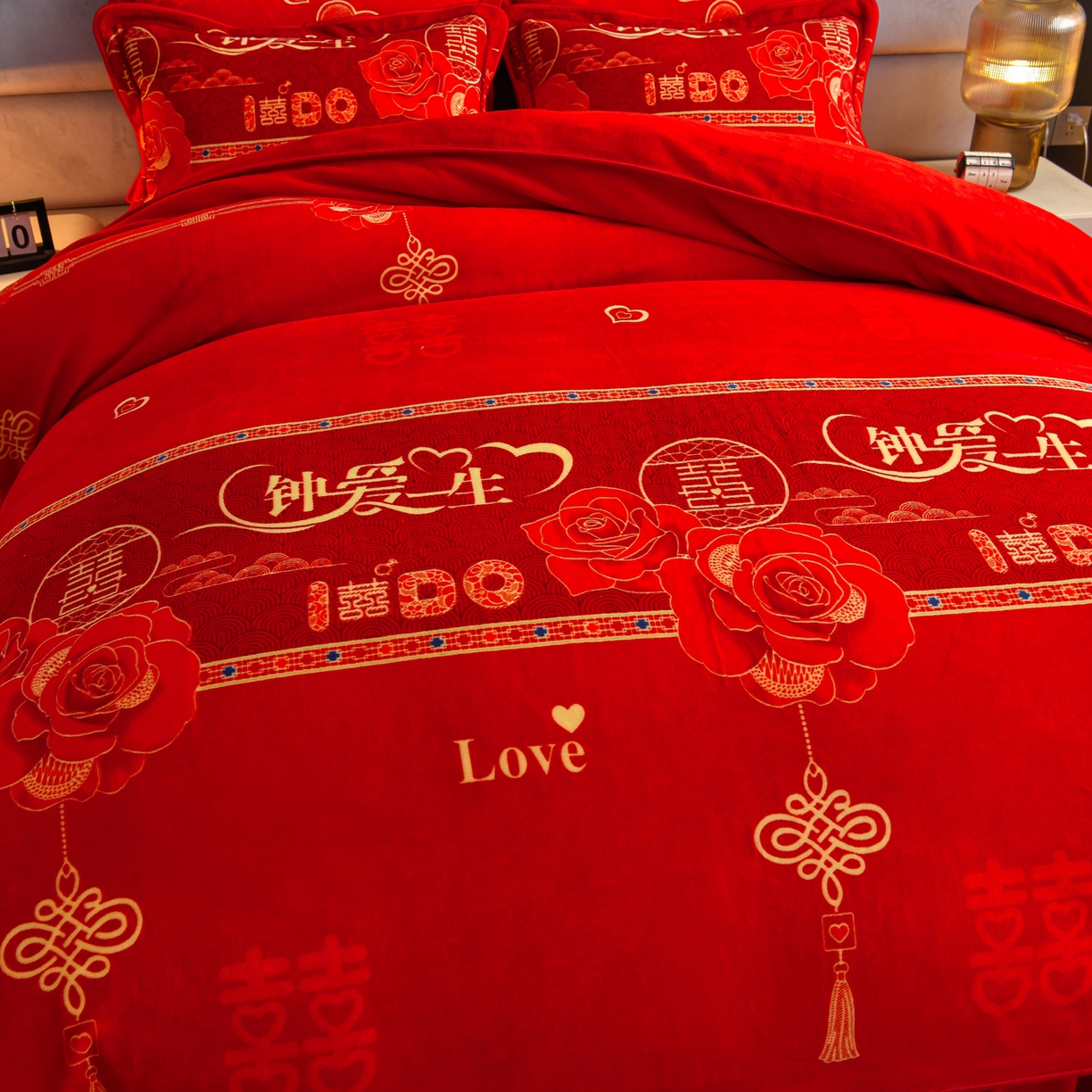 91家纺网 家纺一手货源 找家纺 董成龙家纺 2026新款高克重9-10斤加厚印花超柔牛奶绒爆款法莱绒金貂绒床裙四件套控价 钟爱一生