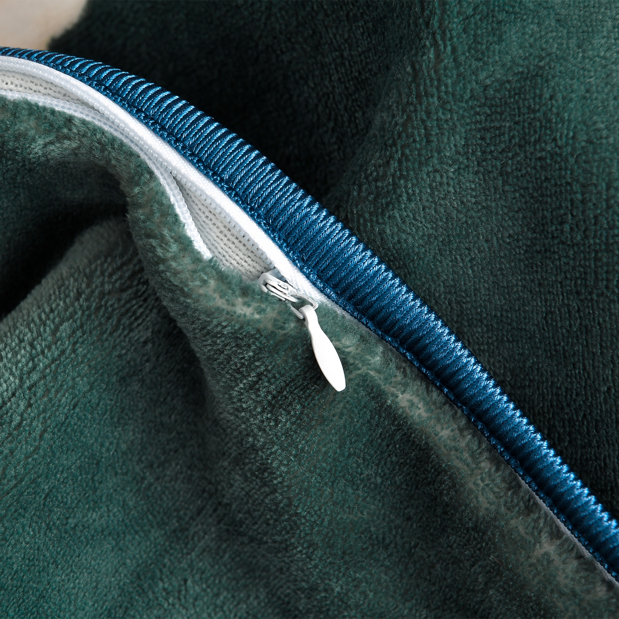 91家纺网 家纺一手货源 找家纺 董成龙家纺 2026新款高克重9-10斤加厚印花超柔牛奶绒爆款法莱绒金貂绒床裙四件套控价 欢乐猫