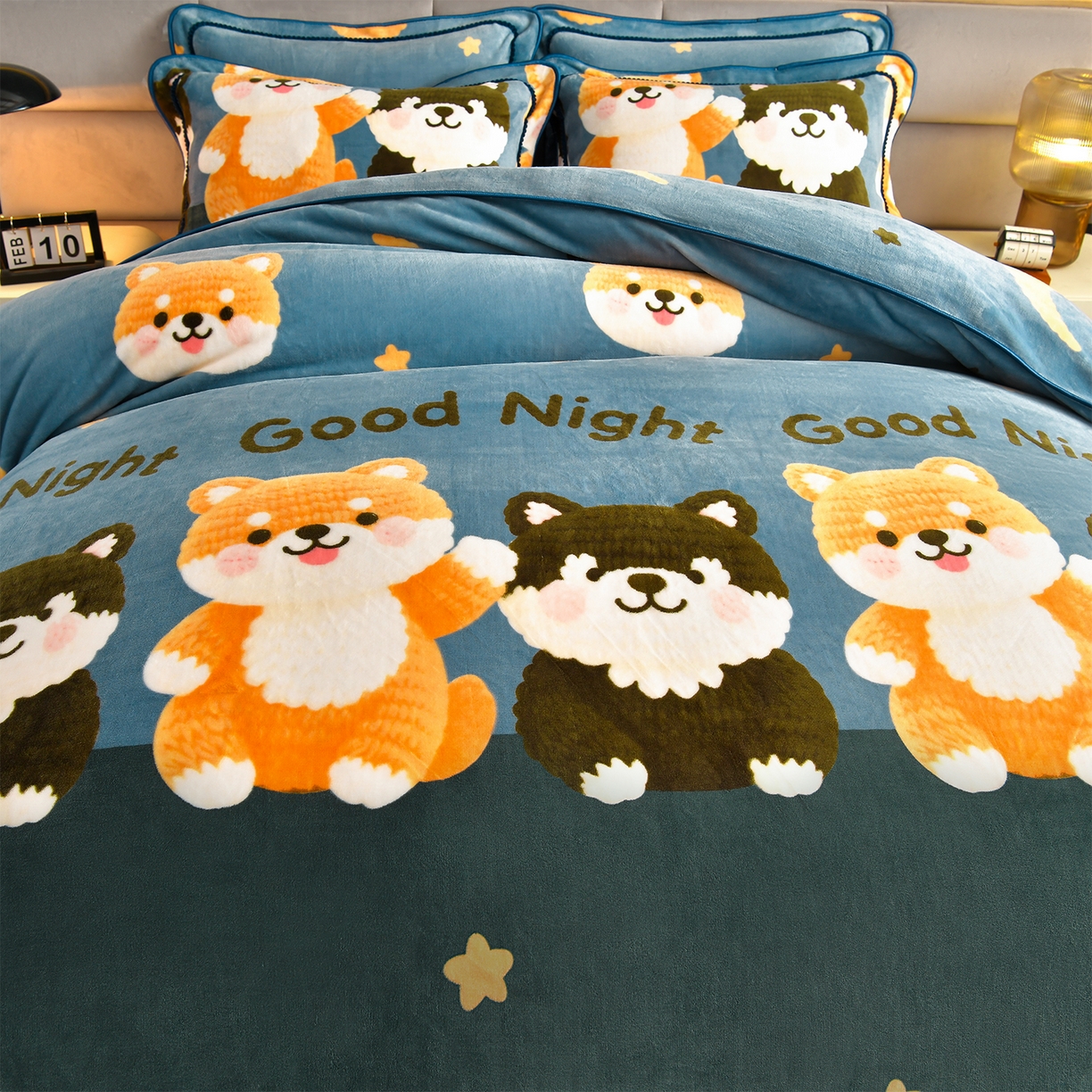 91家纺网 家纺一手货源 找家纺 董成龙家纺 2026新款高克重9-10斤加厚印花超柔牛奶绒爆款法莱绒金貂绒床裙四件套控价 欢乐猫