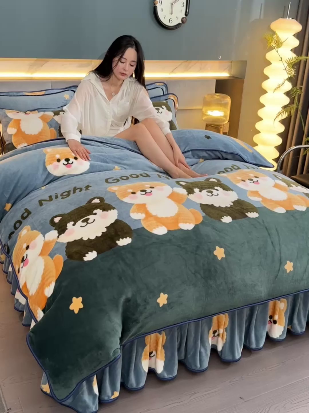 91家纺网 家纺一手货源 找家纺 董成龙家纺 2026新款高克重9-10斤加厚印花超柔牛奶绒爆款法莱绒金貂绒床裙四件套控价 欢乐猫