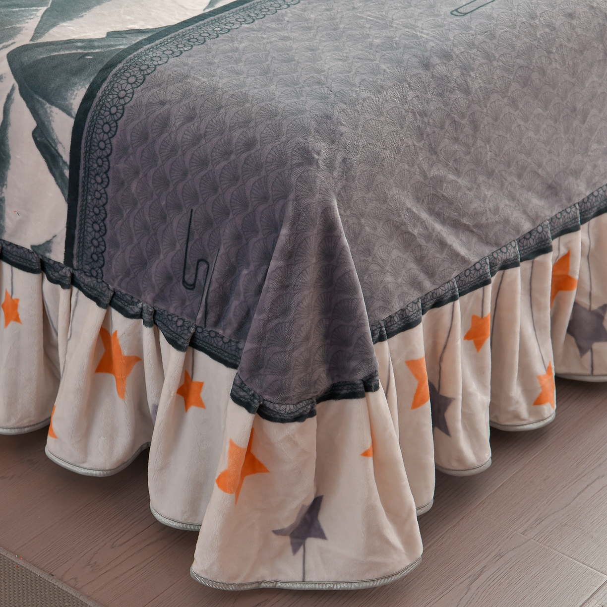 91家纺网 家纺一手货源 找家纺 董成龙家纺 2026新款高克重9-10斤加厚印花超柔牛奶绒爆款法莱绒金貂绒床裙四件套控价 金玉满堂