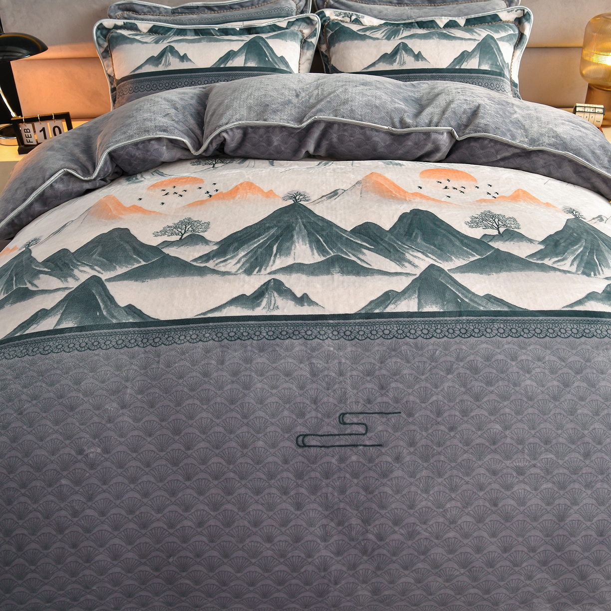 91家纺网 家纺一手货源 找家纺 董成龙家纺 2026新款高克重9-10斤加厚印花超柔牛奶绒爆款法莱绒金貂绒床裙四件套控价 金玉满堂