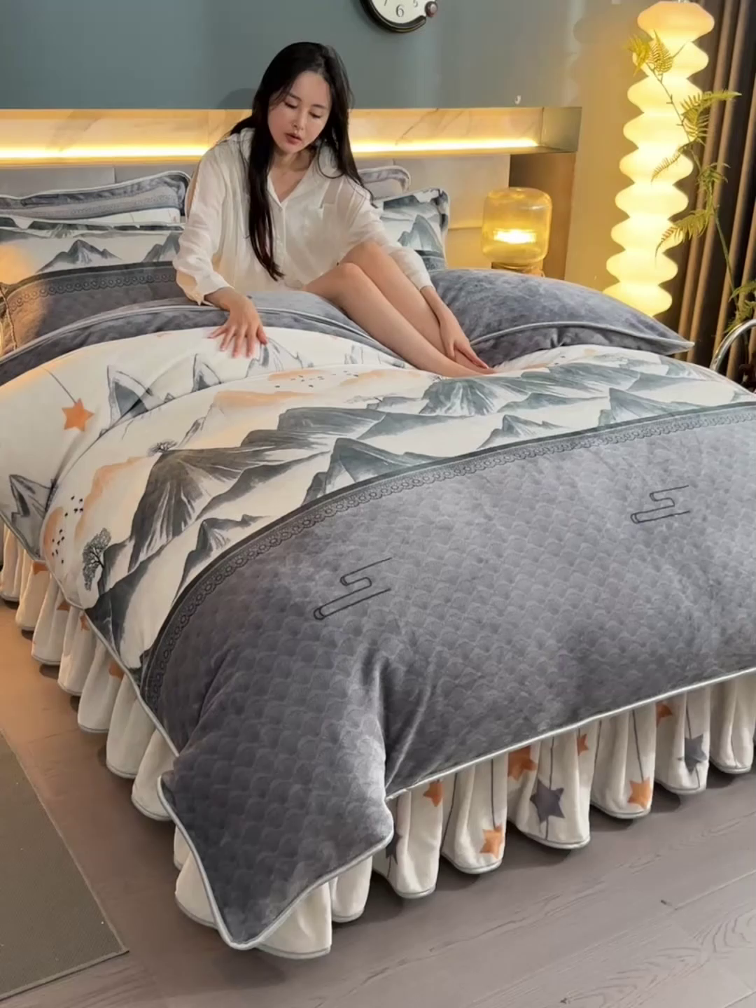 91家纺网 家纺一手货源 找家纺 董成龙家纺 2026新款高克重9-10斤加厚印花超柔牛奶绒爆款法莱绒金貂绒床裙四件套控价 金玉满堂