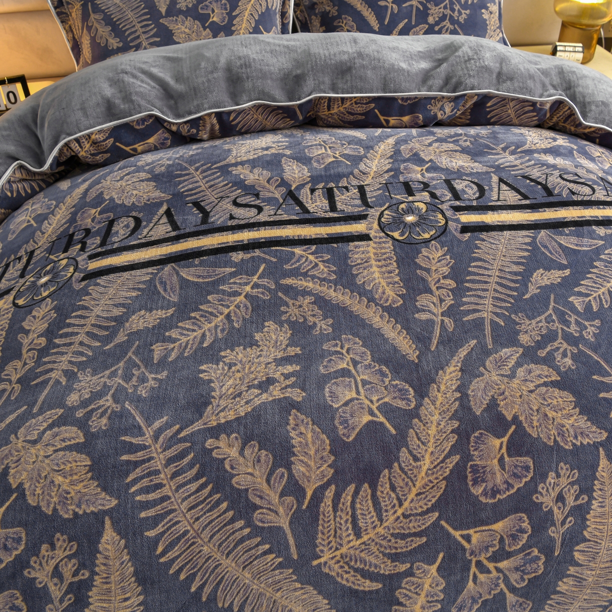 91家纺网 家纺一手货源 找家纺 董成龙家纺 2026新款高克重9-10斤加厚印花超柔牛奶绒爆款法莱绒金貂绒床裙四件套控价 金枝玉叶