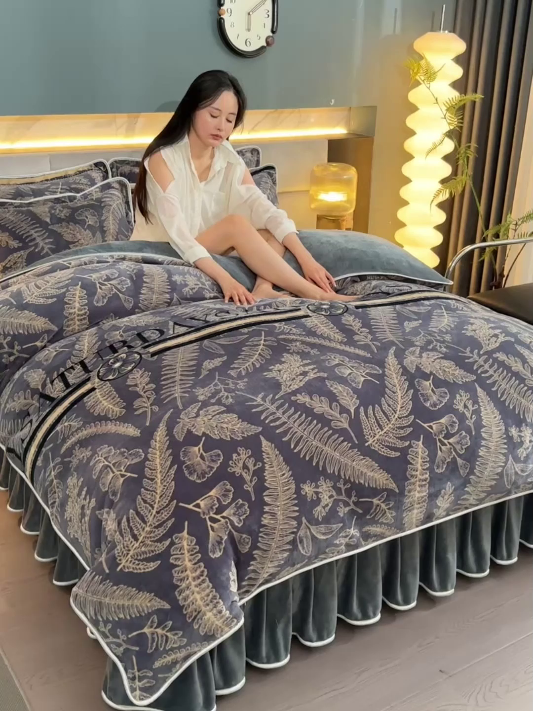 91家纺网 家纺一手货源 找家纺 董成龙家纺 2026新款高克重9-10斤加厚印花超柔牛奶绒爆款法莱绒金貂绒床裙四件套控价 金枝玉叶