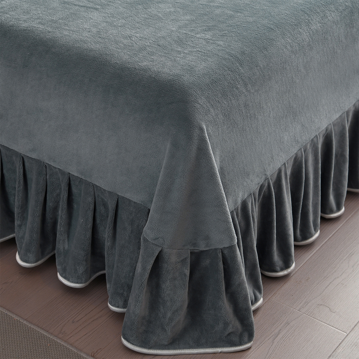 91家纺网 家纺一手货源 找家纺 董成龙家纺 2026新款高克重9-10斤加厚印花超柔牛奶绒爆款法莱绒金貂绒床裙四件套控价 休闲时光