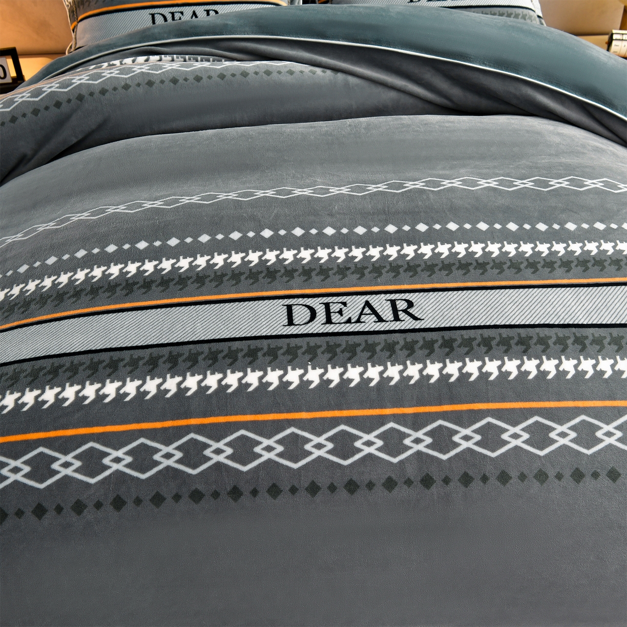 91家纺网 家纺一手货源 找家纺 董成龙家纺 2026新款高克重9-10斤加厚印花超柔牛奶绒爆款法莱绒金貂绒床裙四件套控价 休闲时光