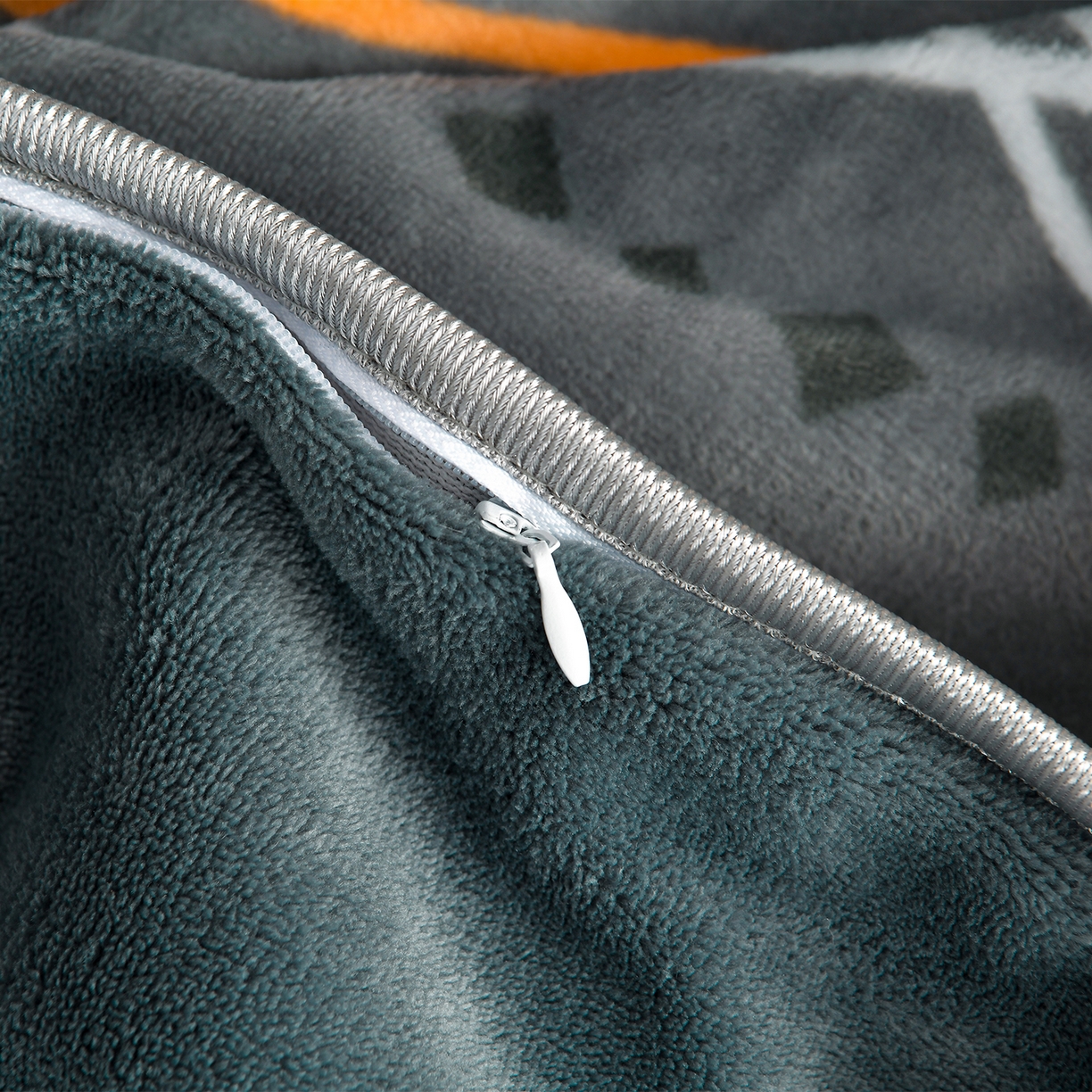 91家纺网 家纺一手货源 找家纺 董成龙家纺 2026新款高克重9-10斤加厚印花超柔牛奶绒爆款法莱绒金貂绒床裙四件套控价 休闲时光