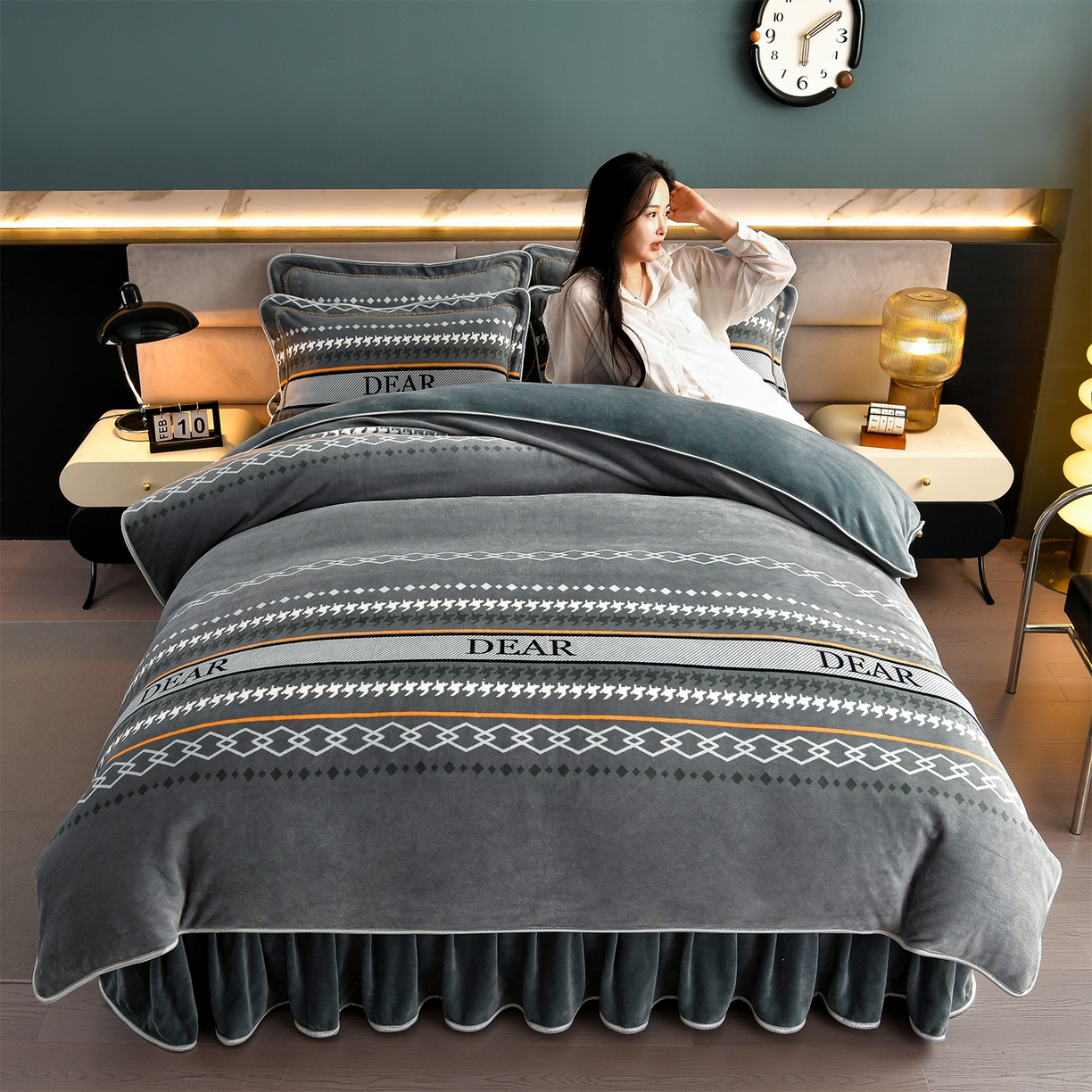 91家纺网 家纺一手货源 找家纺 董成龙家纺 2026新款高克重9-10斤加厚印花超柔牛奶绒爆款法莱绒金貂绒床裙四件套控价 休闲时光