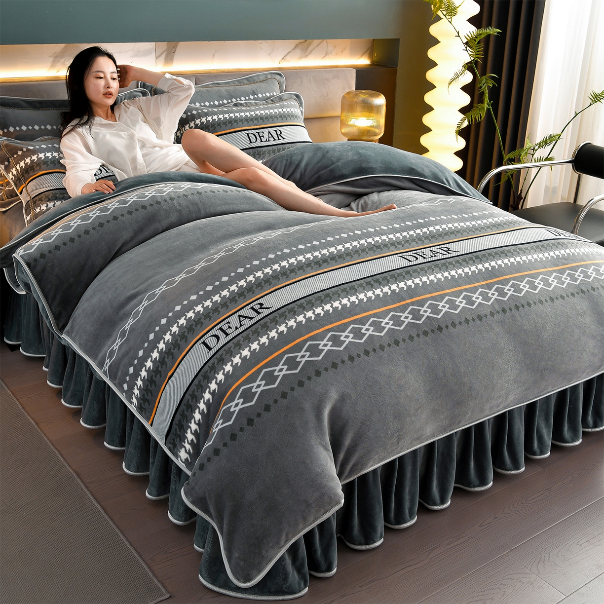 91家纺网 家纺一手货源 找家纺 董成龙家纺 2026新款高克重9-10斤加厚印花超柔牛奶绒爆款法莱绒金貂绒床裙四件套控价 休闲时光