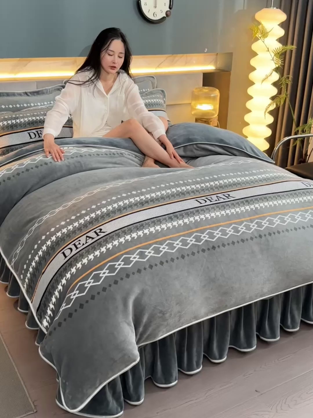 91家纺网 家纺一手货源 找家纺 董成龙家纺 2026新款高克重9-10斤加厚印花超柔牛奶绒爆款法莱绒金貂绒床裙四件套控价 休闲时光