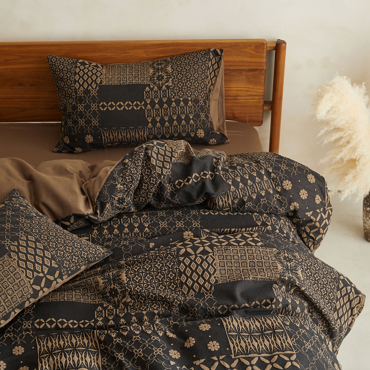 91家纺网 家纺一手货源 找家纺 （总）山舍家居 2026新款A面色经色纬的色织提花B面全棉人字纹小提花四件套-霍德华庄园（不含税不含运费）