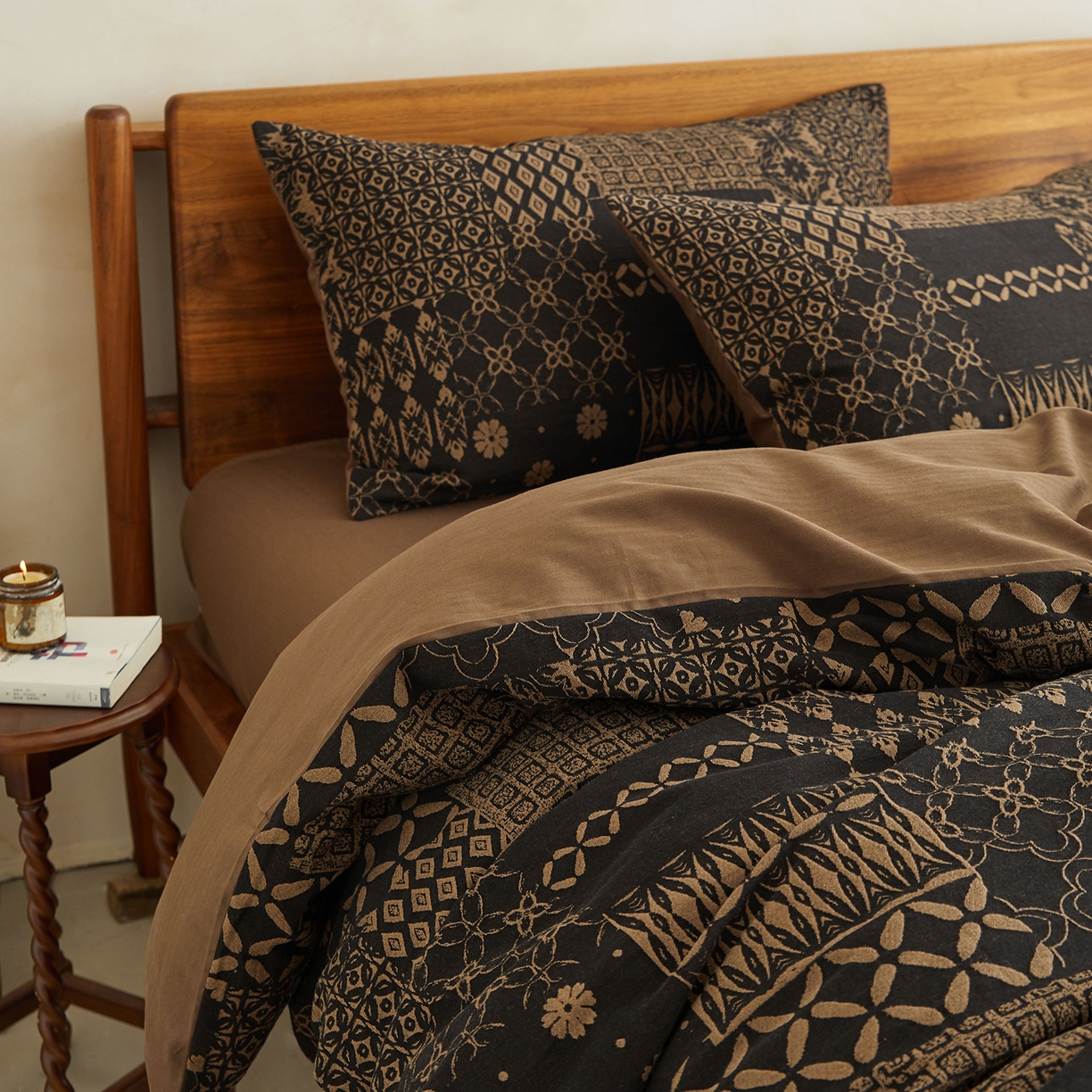 91家纺网 家纺一手货源 找家纺 （总）山舍家居 2026新款A面色经色纬的色织提花B面全棉人字纹小提花四件套-霍德华庄园（不含税不含运费）