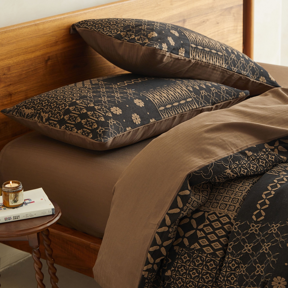 91家纺网 家纺一手货源 找家纺 （总）山舍家居 2026新款A面色经色纬的色织提花B面全棉人字纹小提花四件套-霍德华庄园（不含税不含运费）