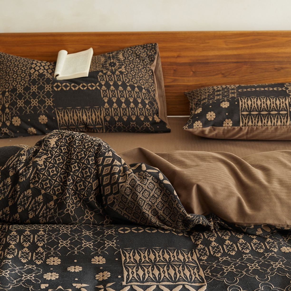 91家纺网 家纺一手货源 找家纺 （总）山舍家居 2026新款A面色经色纬的色织提花B面全棉人字纹小提花四件套-霍德华庄园（不含税不含运费）