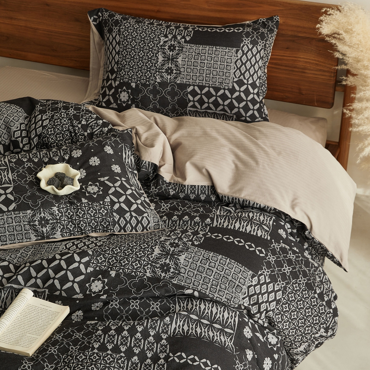 91家纺网 家纺一手货源 找家纺 （总）山舍家居 2026新款A面色经色纬的色织提花B面全棉人字纹小提花四件套-霍德华庄园（不含税不含运费）