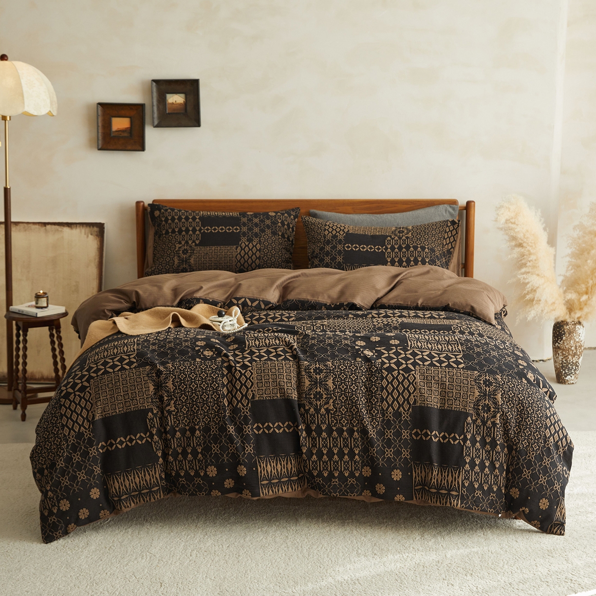 91家纺网 家纺一手货源 找家纺 山舍家居 2026新款A面色经色纬的色织提花B面全棉人字纹小提花四件套-霍德华庄园（不含税不含运费） 霍德华庄园-咖