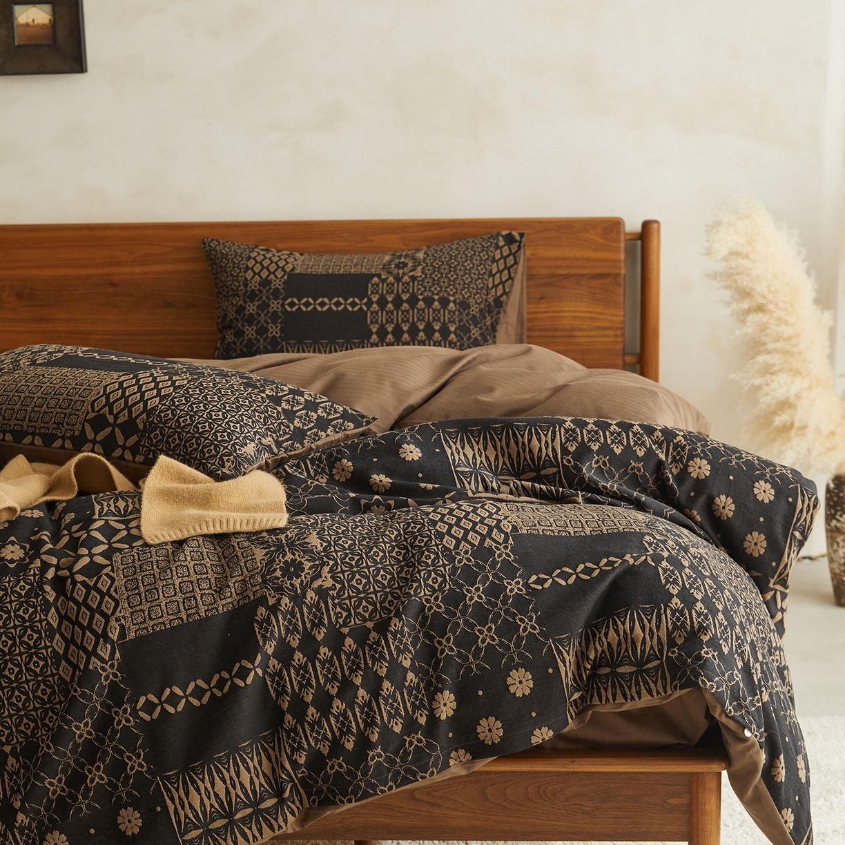 91家纺网 家纺一手货源 找家纺 山舍家居 2026新款A面色经色纬的色织提花B面全棉人字纹小提花四件套-霍德华庄园（不含税不含运费） 霍德华庄园-咖