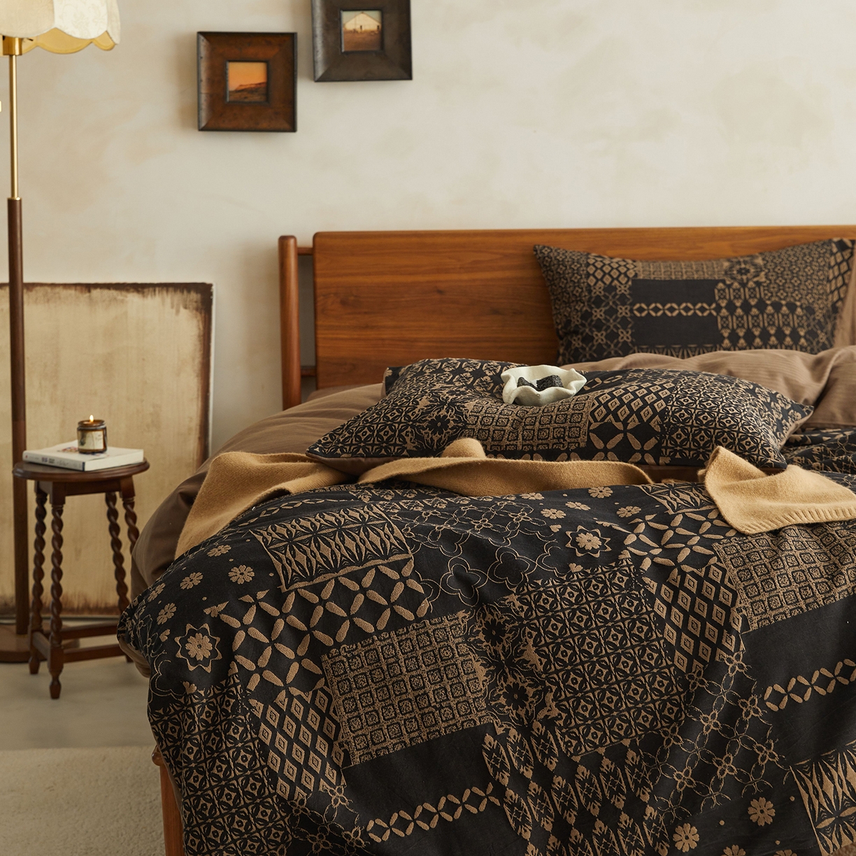 91家纺网 家纺一手货源 找家纺 山舍家居 2026新款A面色经色纬的色织提花B面全棉人字纹小提花四件套-霍德华庄园（不含税不含运费） 霍德华庄园-咖