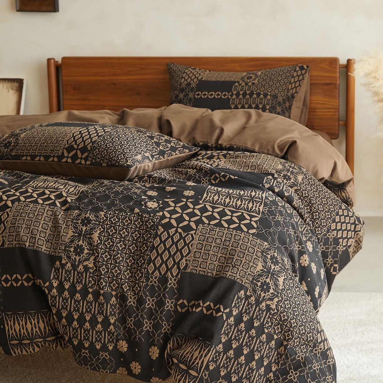 91家纺网 家纺一手货源 找家纺 山舍家居 2026新款A面色经色纬的色织提花B面全棉人字纹小提花四件套-霍德华庄园（不含税不含运费） 霍德华庄园-咖