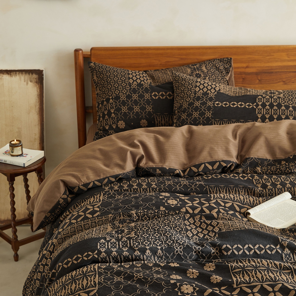 91家纺网 家纺一手货源 找家纺 山舍家居 2026新款A面色经色纬的色织提花B面全棉人字纹小提花四件套-霍德华庄园（不含税不含运费） 霍德华庄园-咖