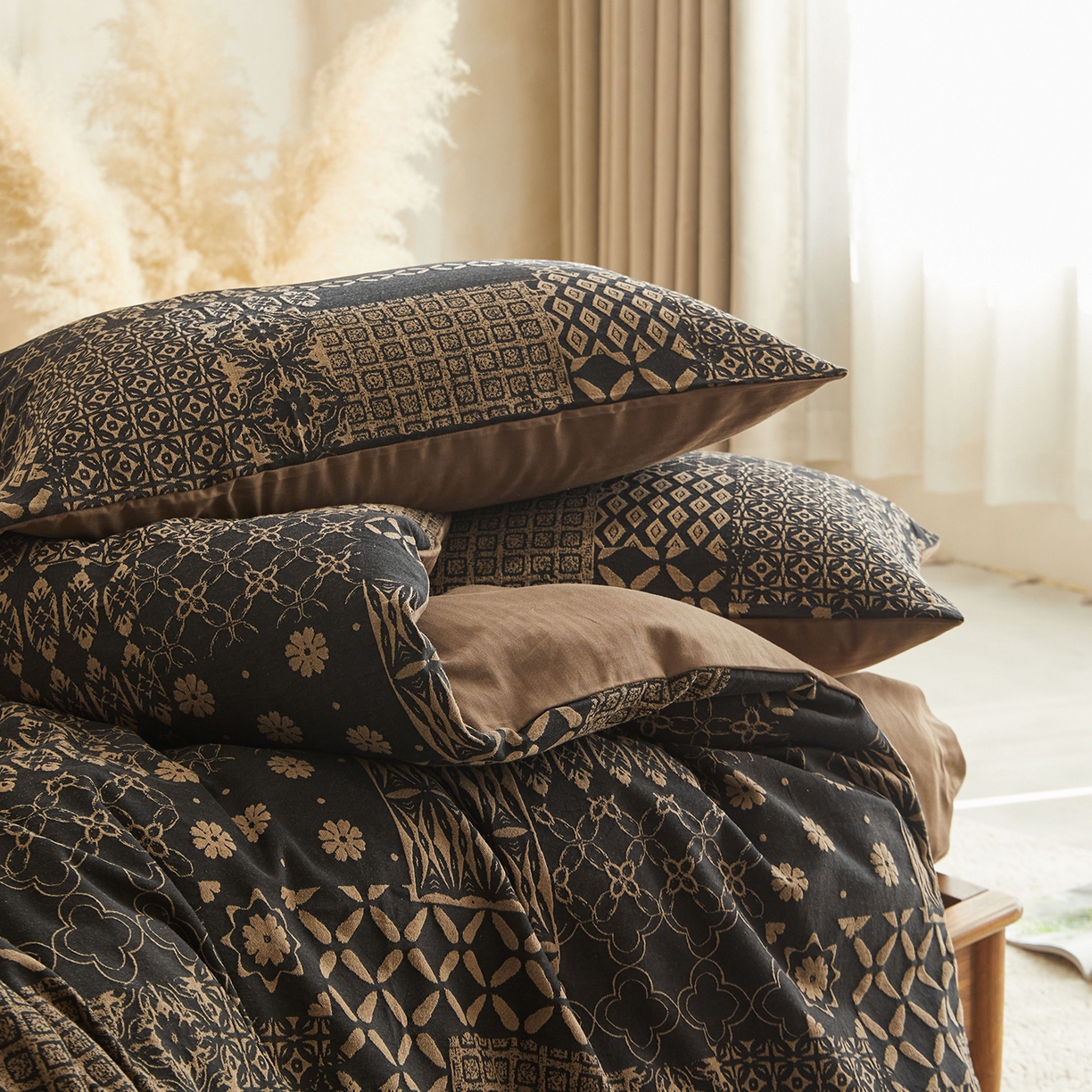 91家纺网 家纺一手货源 找家纺 山舍家居 2026新款A面色经色纬的色织提花B面全棉人字纹小提花四件套-霍德华庄园（不含税不含运费） 霍德华庄园-咖