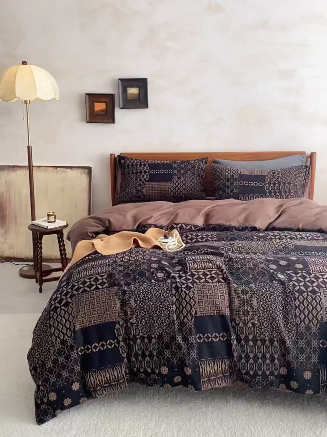 91家纺网 家纺一手货源 找家纺 山舍家居 2026新款A面色经色纬的色织提花B面全棉人字纹小提花四件套-霍德华庄园（不含税不含运费） 霍德华庄园-咖