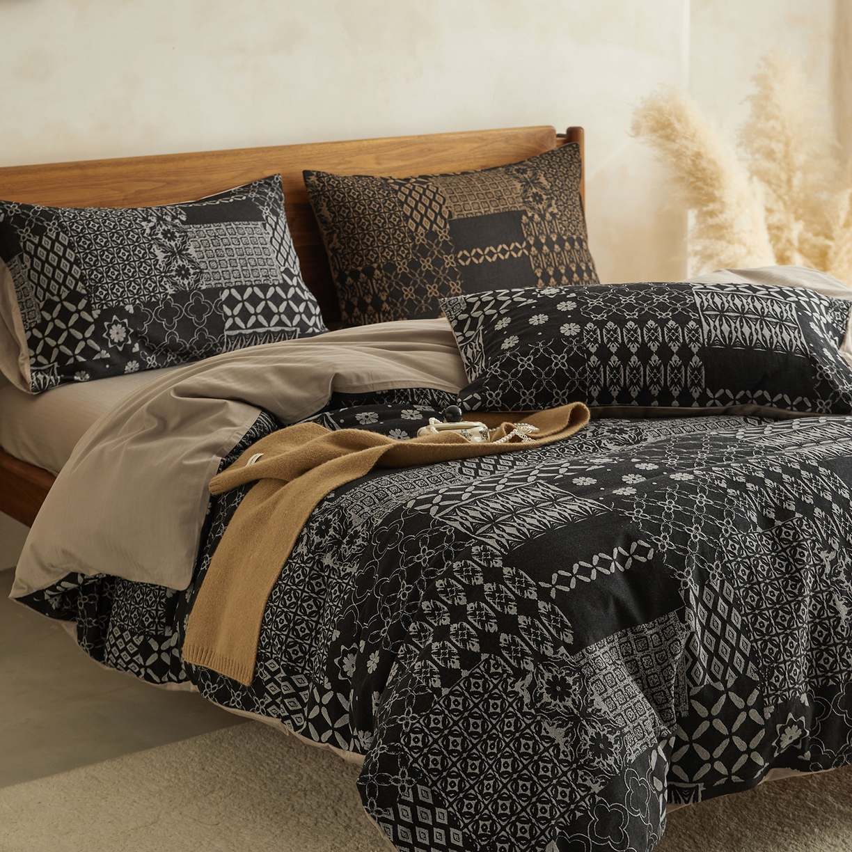 91家纺网 家纺一手货源 找家纺 山舍家居 2026新款A面色经色纬的色织提花B面全棉人字纹小提花四件套-霍德华庄园（不含税不含运费） 霍德华庄园-灰