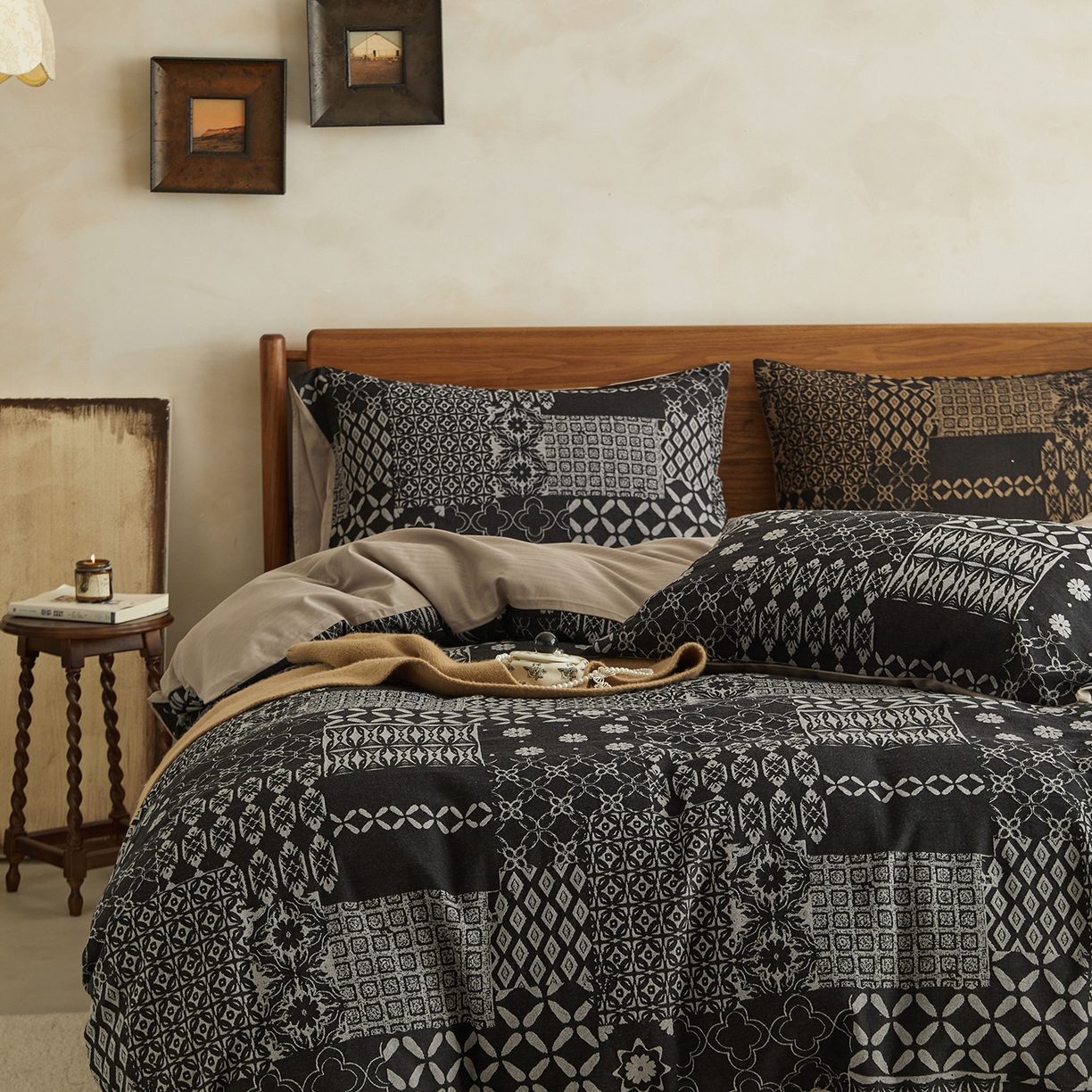 91家纺网 家纺一手货源 找家纺 山舍家居 2026新款A面色经色纬的色织提花B面全棉人字纹小提花四件套-霍德华庄园（不含税不含运费） 霍德华庄园-灰