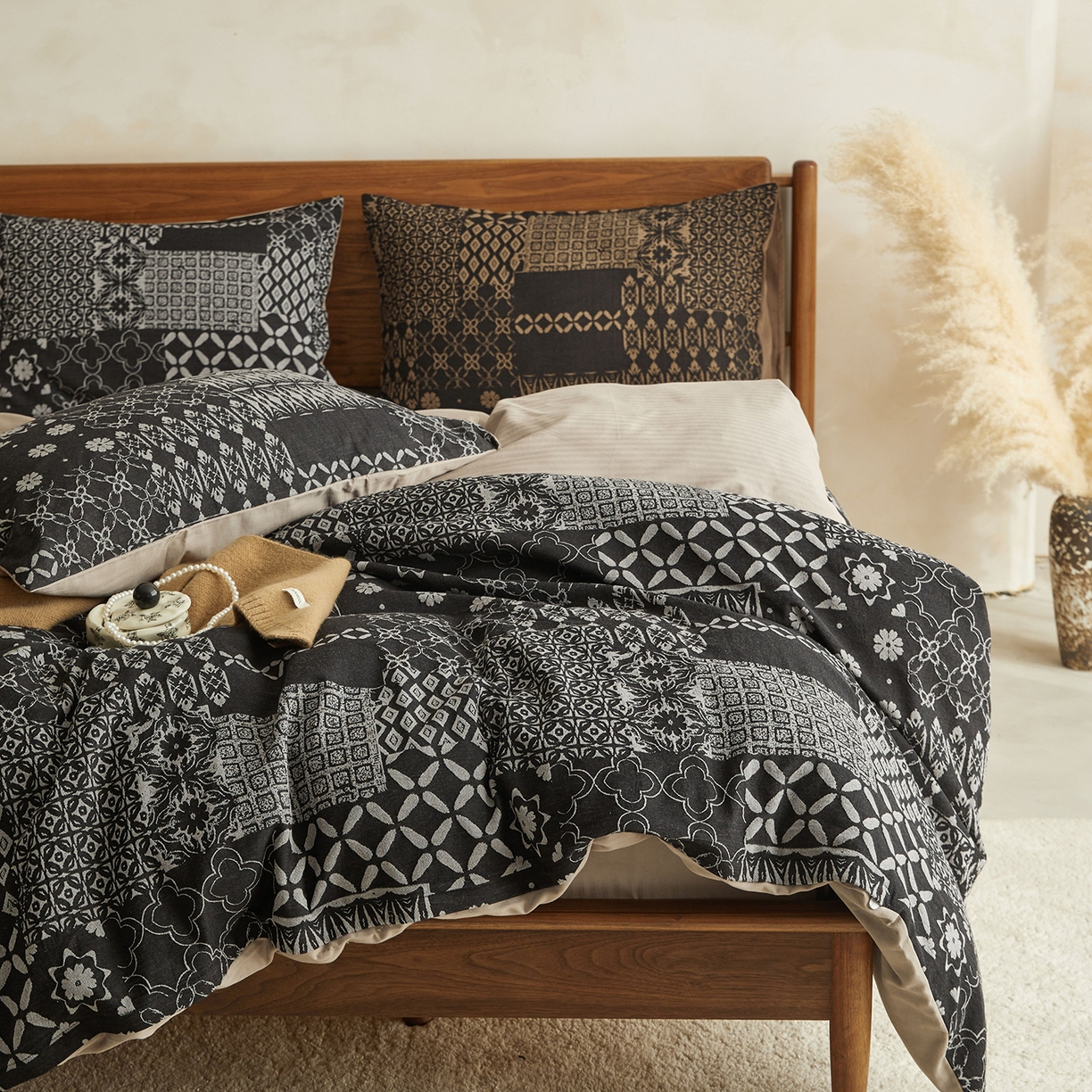 91家纺网 家纺一手货源 找家纺 山舍家居 2026新款A面色经色纬的色织提花B面全棉人字纹小提花四件套-霍德华庄园（不含税不含运费） 霍德华庄园-灰