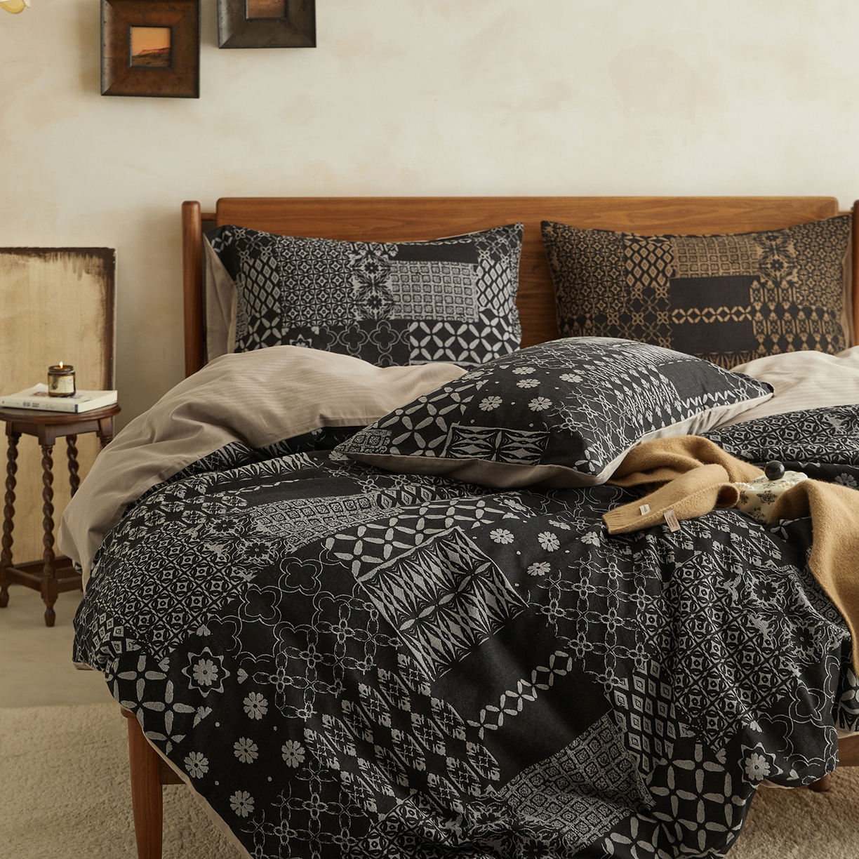 91家纺网 家纺一手货源 找家纺 山舍家居 2026新款A面色经色纬的色织提花B面全棉人字纹小提花四件套-霍德华庄园（不含税不含运费） 霍德华庄园-灰