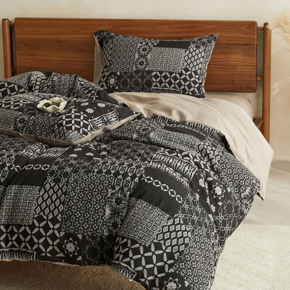 91家纺网 家纺一手货源 找家纺 山舍家居 2026新款A面色经色纬的色织提花B面全棉人字纹小提花四件套-霍德华庄园（不含税不含运费） 霍德华庄园-灰