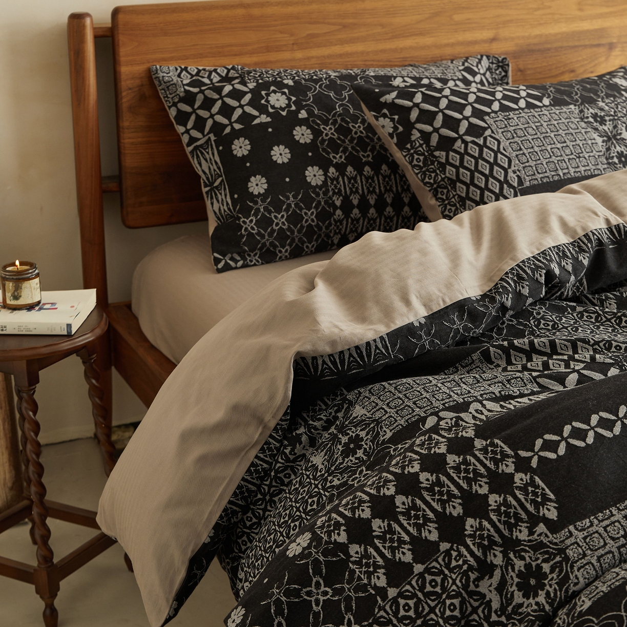 91家纺网 家纺一手货源 找家纺 山舍家居 2026新款A面色经色纬的色织提花B面全棉人字纹小提花四件套-霍德华庄园（不含税不含运费） 霍德华庄园-灰