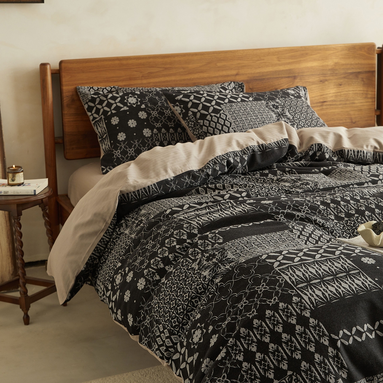 91家纺网 家纺一手货源 找家纺 山舍家居 2026新款A面色经色纬的色织提花B面全棉人字纹小提花四件套-霍德华庄园（不含税不含运费） 霍德华庄园-灰