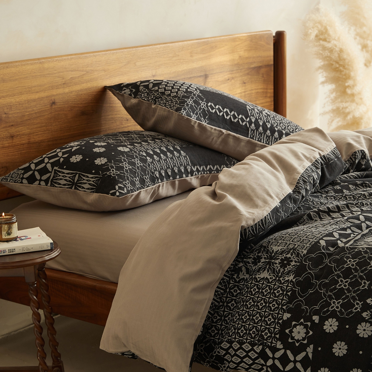 91家纺网 家纺一手货源 找家纺 山舍家居 2026新款A面色经色纬的色织提花B面全棉人字纹小提花四件套-霍德华庄园（不含税不含运费） 霍德华庄园-灰