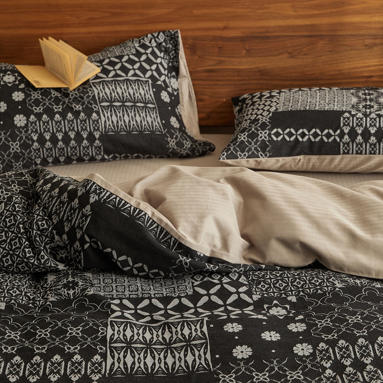 91家纺网 家纺一手货源 找家纺 山舍家居 2026新款A面色经色纬的色织提花B面全棉人字纹小提花四件套-霍德华庄园（不含税不含运费） 霍德华庄园-灰