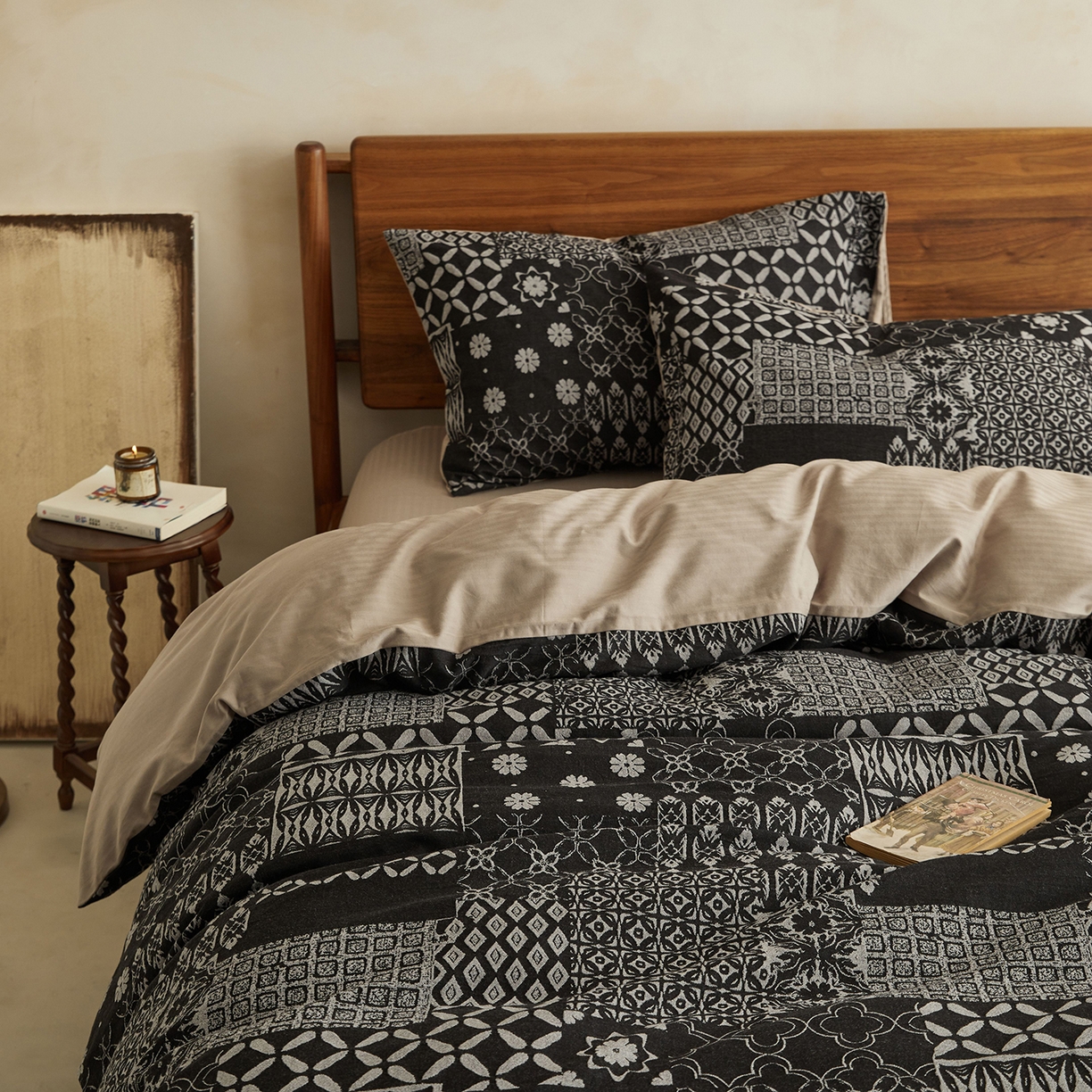 91家纺网 家纺一手货源 找家纺 山舍家居 2026新款A面色经色纬的色织提花B面全棉人字纹小提花四件套-霍德华庄园（不含税不含运费） 霍德华庄园-灰