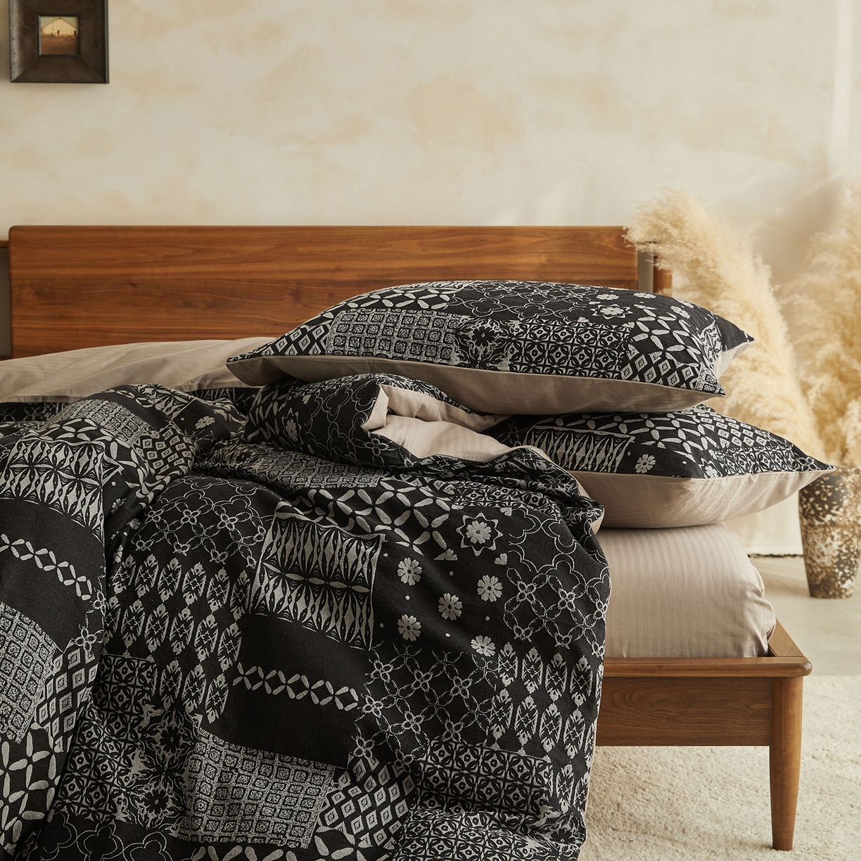 91家纺网 家纺一手货源 找家纺 山舍家居 2026新款A面色经色纬的色织提花B面全棉人字纹小提花四件套-霍德华庄园（不含税不含运费） 霍德华庄园-灰