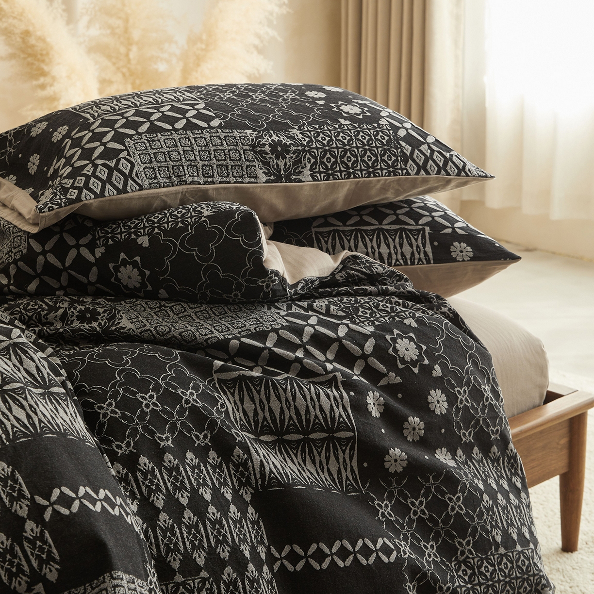 91家纺网 家纺一手货源 找家纺 山舍家居 2026新款A面色经色纬的色织提花B面全棉人字纹小提花四件套-霍德华庄园（不含税不含运费） 霍德华庄园-灰