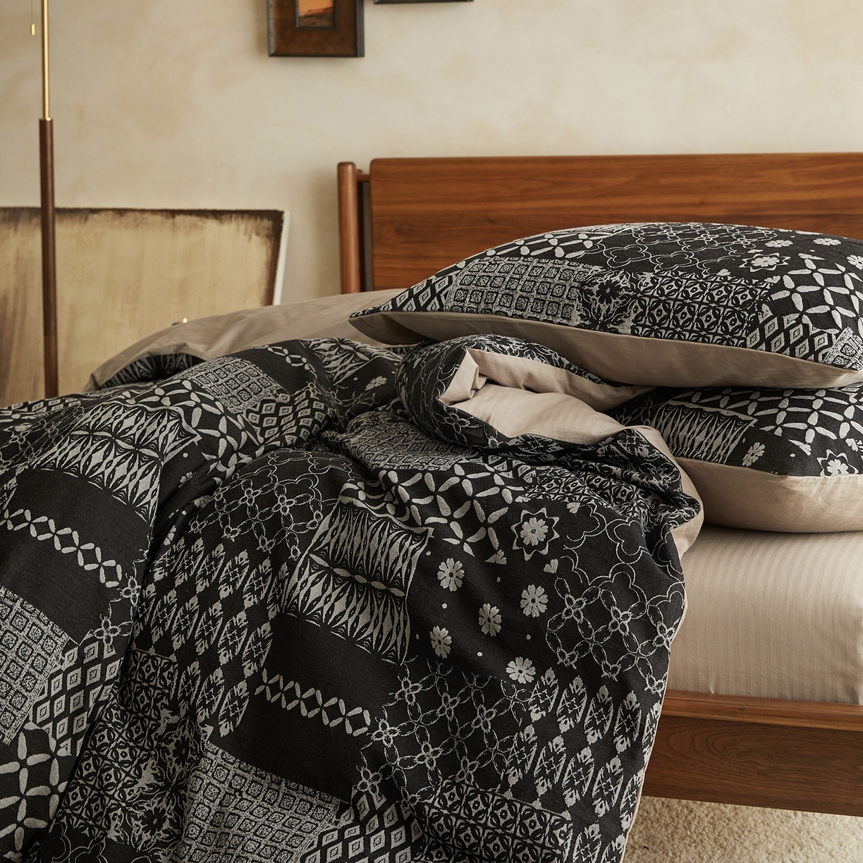 91家纺网 家纺一手货源 找家纺 山舍家居 2026新款A面色经色纬的色织提花B面全棉人字纹小提花四件套-霍德华庄园（不含税不含运费） 霍德华庄园-灰