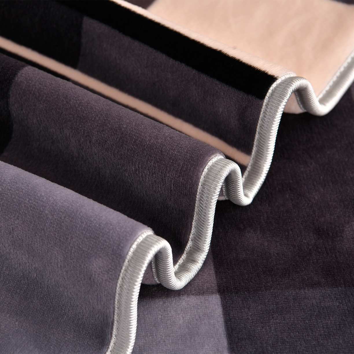 91家纺网 家纺一手货源 找家纺 董成龙家纺 2026新款高克重9-10斤加厚印花超柔牛奶绒爆款法莱绒金貂绒床裙四件套控价 格调